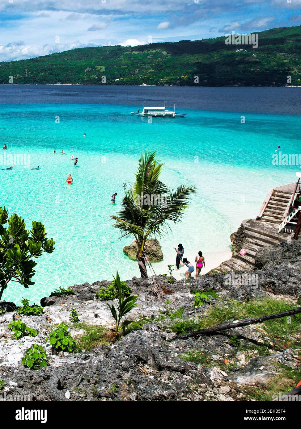 Türkisfarbenes Wasser, Korallenriff, üppige Mangroven. Aus der Vogelperspektive auf Sumilon Island, Philippinen, wo lebendige Riffe in einem unberührten mari auf Mangroven an der Küste treffen Stockfoto