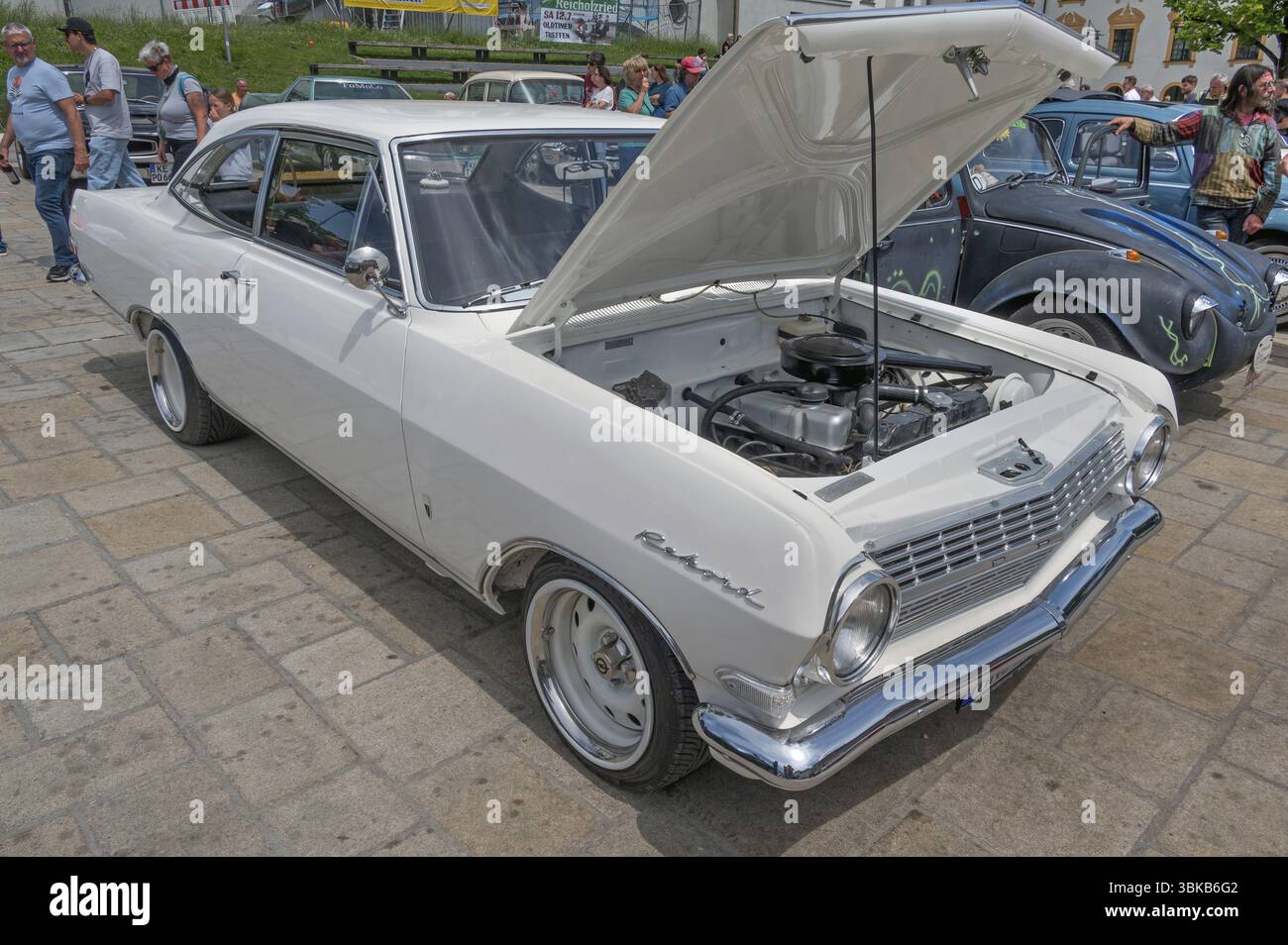 Oldtimer-Meeting, Opel Record Coupé 1700 ab 1965, Kempten, Allgäu, Schwaben, Deutschland, Europa Stockfoto Oldtimer-Meeting, Opel Record Coupé 1700 ab 1965, Kempten, Allgäu, Schwaben, Deutschland, Europa Stockfoto