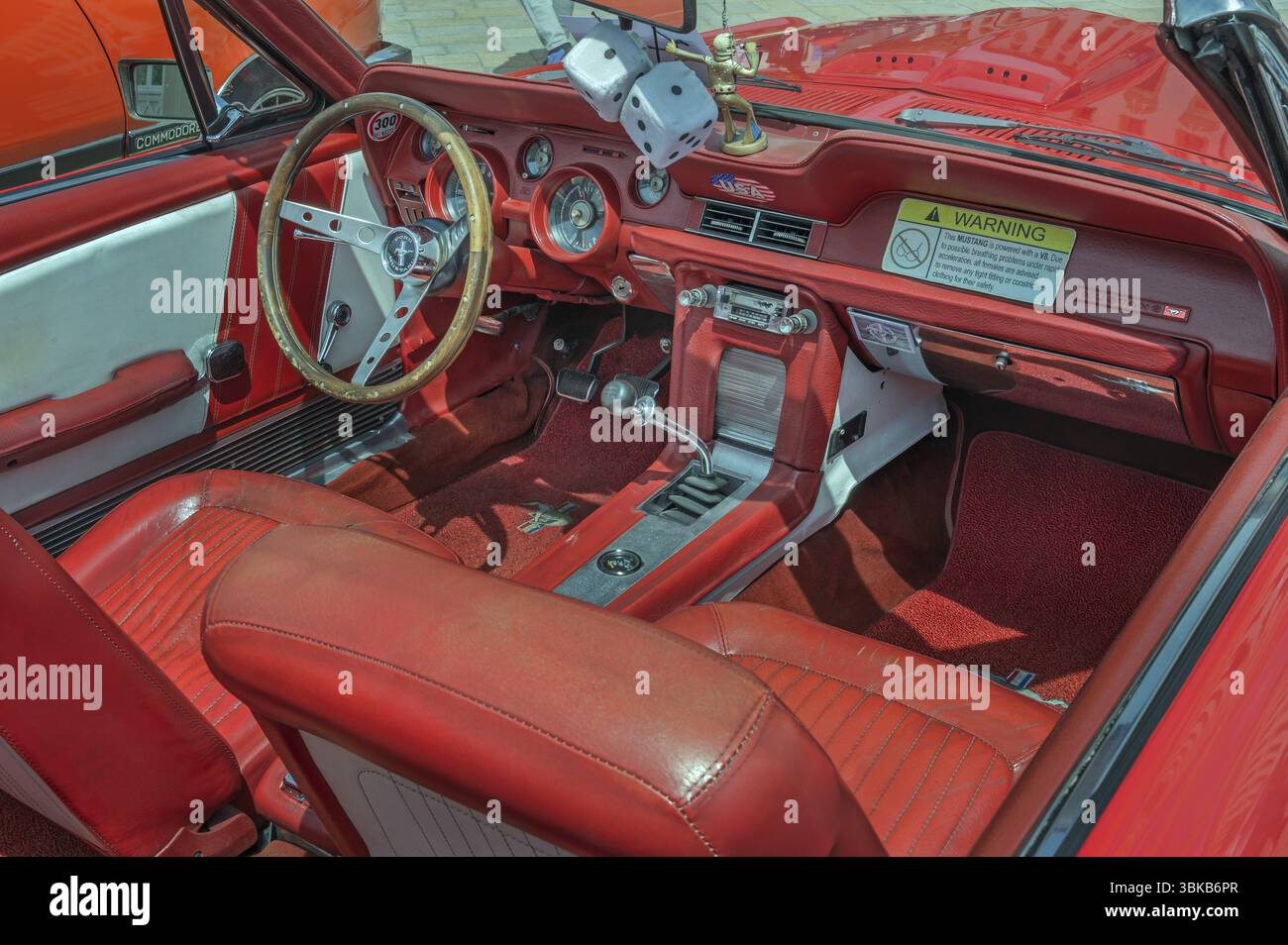 Oldtimer-Meeting, Innenausstattung und Ausstattung eines roten Ford Mustang, Kempten, Allgaeu, Schwaben, Deutschland, Europa Stockfoto