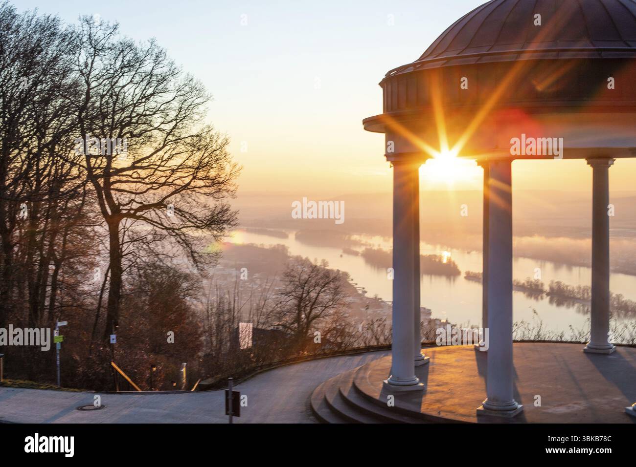Wunderschöner Tempel in einer Landschaftsaufnahme. Sonnenaufgang an einem Wintermorgen. Schöner Blick entlang des Rheins am Niederwaldtempel, Niederwalddenkmal, Hessen, G Stockfoto