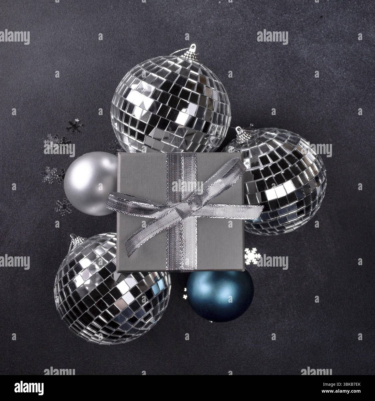 Weihnachtskugeln, Geschenkbox, auf schwarzem Hintergrund. Weihnachtsdekoration Stockfoto