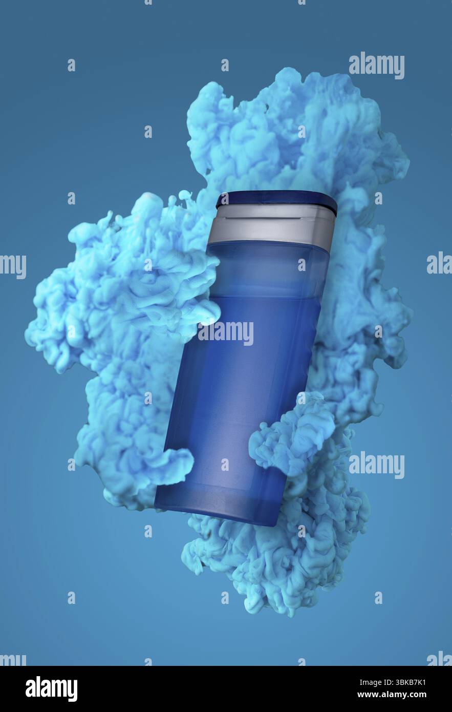Waschmittel in einer blauen Flasche in einer Wolke blauer Farbe, Mockup Stockfoto