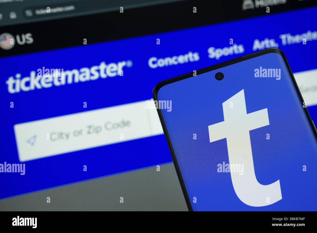 Dhaka, Bangladesch - 18. März 2025: Das Logo des Ticketmaster wird auf einem Smartphone-Bildschirm angezeigt, und die Website Ticketmaster ist auf einem Comp sichtbar Stockfoto