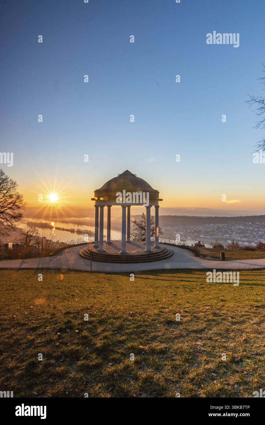 Wunderschöner Tempel in einer Landschaftsaufnahme. Sonnenaufgang an einem Wintermorgen. Schöner Blick entlang des Rheins am Niederwaldtempel, Niederwalddenkmal, Hessen, G Stockfoto