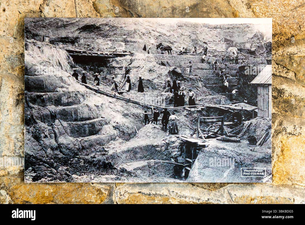 Postkarte aus dem Four des Casseaux Museum in Limoges: Kaolin wurde zunächst per Hand mit Picks und Hacken abgebaut, wobei Frauen das ausgegrabene Material in Körben transportierten. Das Kaolin aus Marcognac machte Limoges international berühmt für sein hochwertiges Porzellan. Rue Donzelot, Limoges, Nouvelle-Aquitaine, Frankreich Stockfoto