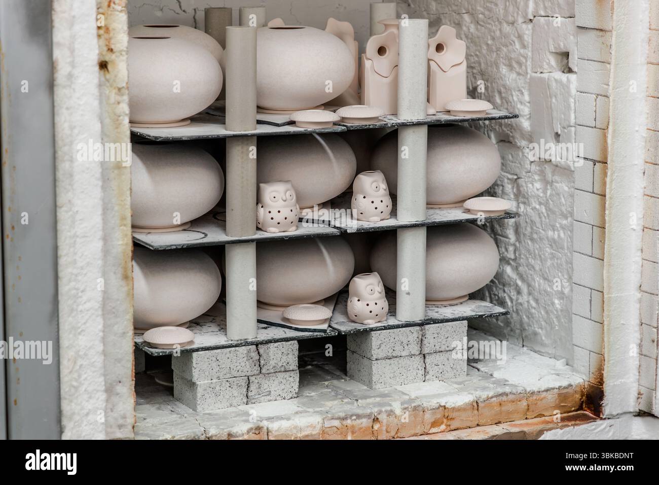 Kunstporzellanwerkstatt Ateliers Arquié in Limoges: Der Ofen wird mit Gegenständen für die zweite Verbrennung beladen. Avenue Baudin, Limoges, Nouvelle-Aquitaine, Frankreich Stockfoto