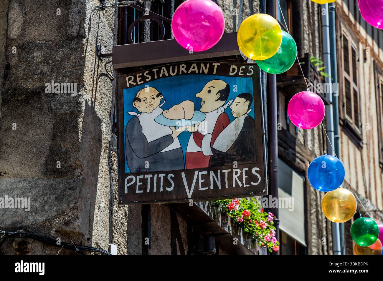 Ein beliebtes Viertel in Limoges: Das Fleischerviertel mit alten Fachwerkhäusern und Straßendekorationen. Hier ist das traditionelle Restaurant des Petits Ventes. Rue de la Boucherie, Limoges, Nouvelle-Aquitaine, Frankreich Stockfoto