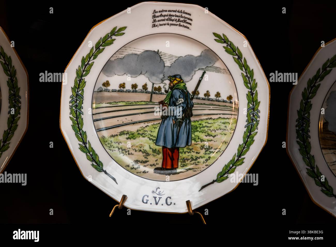 Antike patriotische Platte: Diese Platten wurden von einem Militärdesigner JOB (Jacques Onfroy de Bréville) illustriert und zeigen Szenen aus dem Leben französischer Soldaten während des Ersten Weltkriegs. Sie sind dodecagonal, aus feinem Limoges Porzellan mit goldenem Rand gefertigt und tragen auf der Rückseite die Signatur „Lanternier – Limoges – The Great war – Drawings by JOB“. Place Winston Churchill, Limoges, Nouvelle-Aquitaine, Frankreich Stockfoto