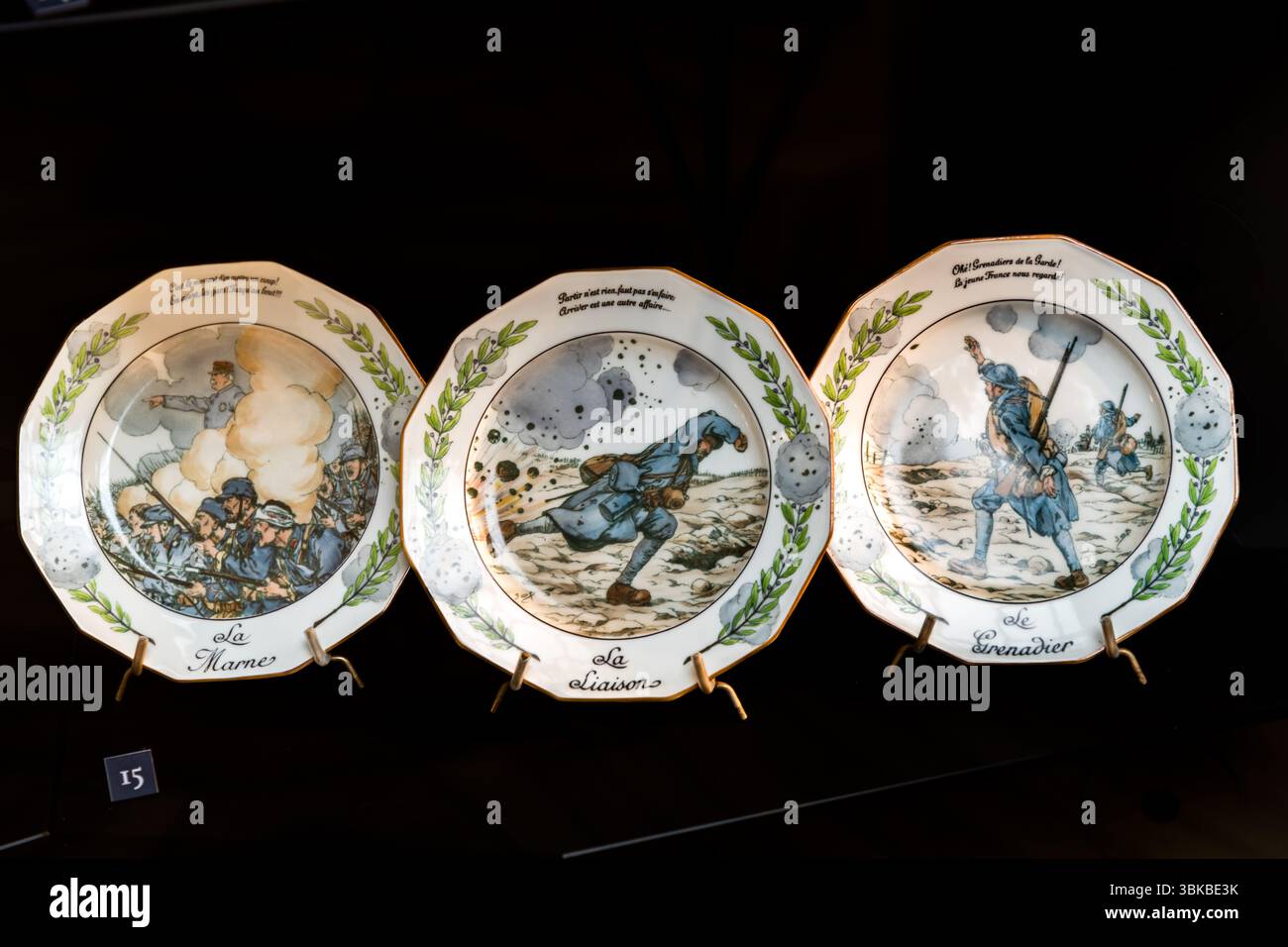 Drei patriotische Teller - Lanternier Limoges 1917 - JOB - Patriotische Porzellanteller aus dem Ersten Weltkrieg mit Motiven aus dem Ersten Weltkrieg im Musée National Adrien Dubouché in Limoges. Sie dienten als Gedenkstücke, aber auch als Propagandawerkzeuge zur Stärkung patriotischer Gefühle. Diese Platten wurden auch von Sammlern hoch geschätzt und sind heute historische Dokumente der Zeit mit künstlerischem und kulturhistorischem Wert. Es gibt Beispiele von Herstellern wie Lanternier & Cie, die um 1917 patriotische Motive entwarfen. Place Winston Churchill, Limoges, Nouvelle-Aquitaine Stockfoto