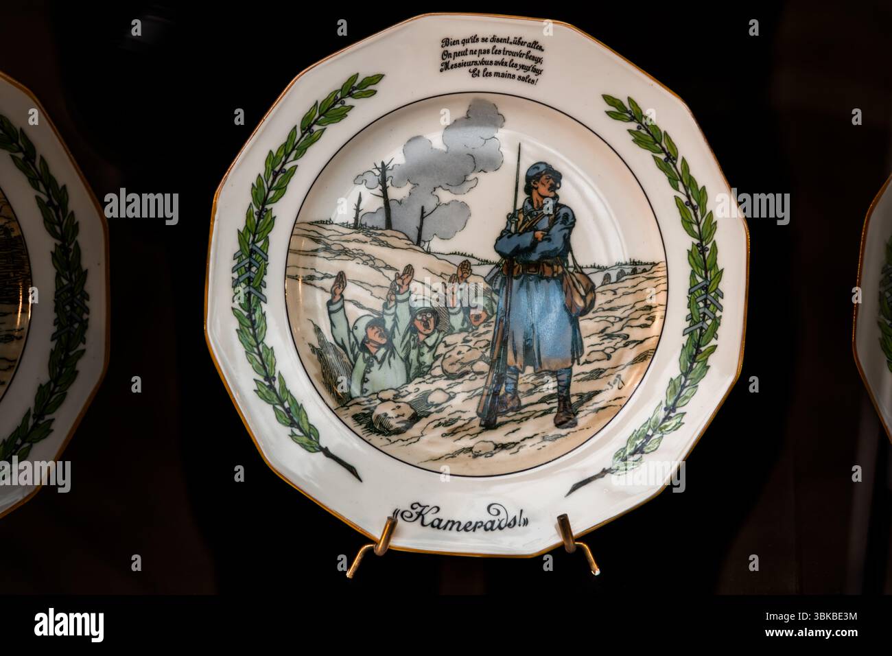 Antike patriotische Platte - Lanternier Limoges 1917 - JOB - erster Weltkrieg. Assiette Patriotique sind Motivplatten aus der Zeit des Ersten Weltkriegs: Diese Platten zeigen meist Szenen aus dem Leben von Soldaten, Kriegshelden, Marschorden, Emblemen oder patriotischen Symbolen wie Fahnen, Wappen und Ehrenkreuzen. Sie dienten als Gedenkstücke, aber auch als Propagandawerkzeuge zur Stärkung patriotischer Gefühle. Auf diesen Schildern sind oft auch datierte Daten und Kriegssprüche zu sehen. Place Winston Churchill, Limoges, Nouvelle-Aquitaine, Frankreich Stockfoto