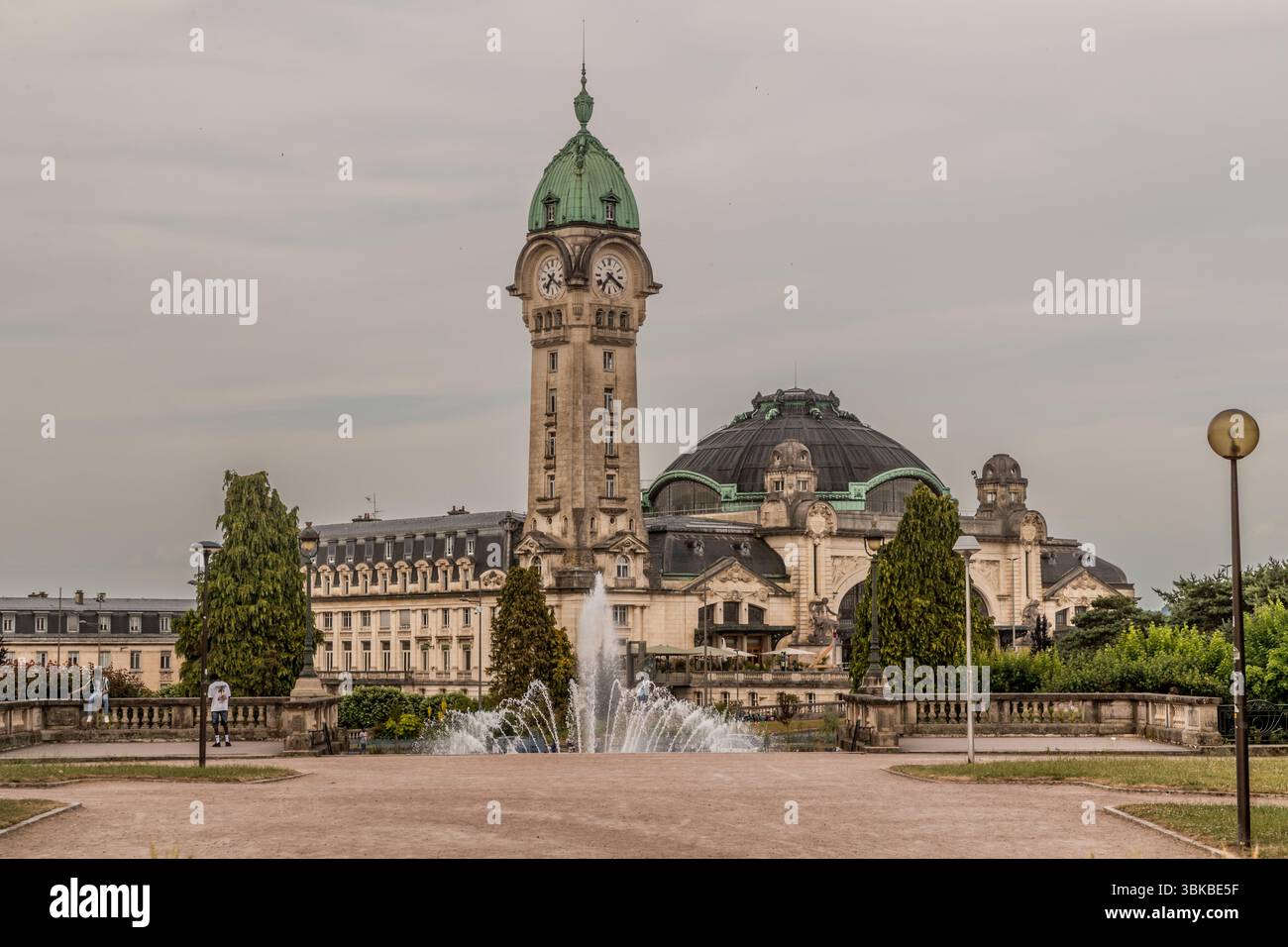 Der Bahnhof Limoges-Bénédictins wurde zwischen 1924 und 1929 gebaut und am 2. Juli 1929 eingeweiht. Es gilt als eines der schönsten Bahnhofsgebäude Frankreichs. Der Architekt war Roger Gonthier. Das Gebäude zeichnet sich durch eine hohe Kuppel (31 Meter Durchmesser), einen 67 Meter hohen Glockenturm und reich verzierte Art déco-Elemente aus, darunter bunte Buntglasfenster des Glasbläsers Francis Chigot. Cours Gay Lussac, Limoges, Nouvelle-Aquitaine, Frankreich Stockfoto
