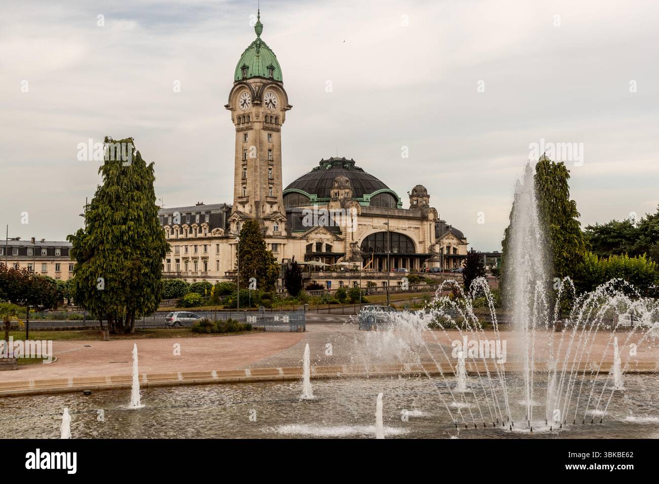 Der Bahnhof Limoges-Bénédictins wurde zwischen 1924 und 1929 gebaut und am 2. Juli 1929 eingeweiht. Er gilt als einer der schönsten Bahnhöfe Frankreichs. Der Architekt war Roger Gonthier. Das Gebäude zeichnet sich durch eine hohe Kuppel (31 Meter Durchmesser), einen 67 Meter hohen Glockenturm und reich verzierte Art déco-Elemente aus, darunter bunte Buntglasfenster des Glasbläsers Francis Chigot. Cours Gay Lussac, Limoges, Nouvelle-Aquitaine, Frankreich Stockfoto