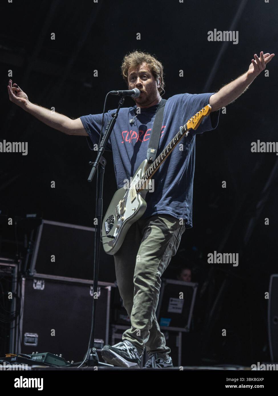 Delamere, Cheshire, Großbritannien. Juni 2025. Busted, James Bourne, Matt Willis und Charlie Simpson, die beim vierten Abend im Forest Live auftreten, das im Delamere Forest in einem natürlichen Amphitheater stattfand. Forest Live ist eine große Live-Musikserie, die im Wald der Nation stattfindet und jeden Sommer in wunderschönen natürlichen Waldarenen stattfindet, mit einer entspannten Atmosphäre und einem unglaublichen Soundtrack. Durch den Kauf von Tickets von Forestry England helfen die Menschen, die Wälder des Landes für die kommenden Generationen zu wachsen und zu schützen. Credit Ian Knight/Alamy Live News Stockfoto