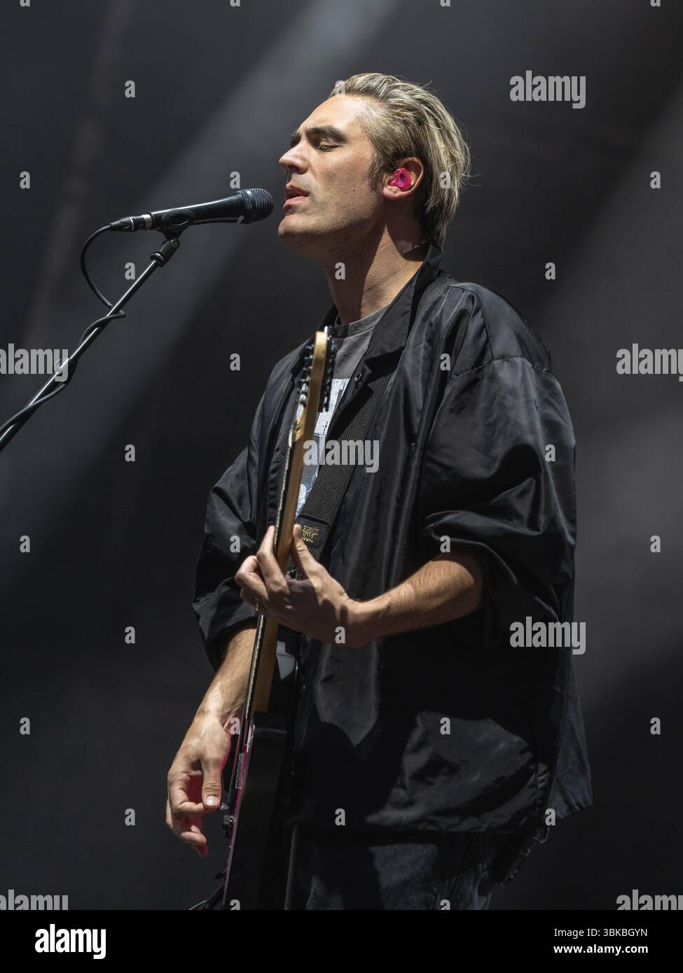 Delamere, Cheshire, Großbritannien. Juni 2025. Busted, James Bourne, Matt Willis und Charlie Simpson, die beim vierten Abend im Forest Live auftreten, das im Delamere Forest in einem natürlichen Amphitheater stattfand. Forest Live ist eine große Live-Musikserie, die im Wald der Nation stattfindet und jeden Sommer in wunderschönen natürlichen Waldarenen stattfindet, mit einer entspannten Atmosphäre und einem unglaublichen Soundtrack. Durch den Kauf von Tickets von Forestry England helfen die Menschen, die Wälder des Landes für die kommenden Generationen zu wachsen und zu schützen. Credit Ian Knight/Alamy Live News Stockfoto