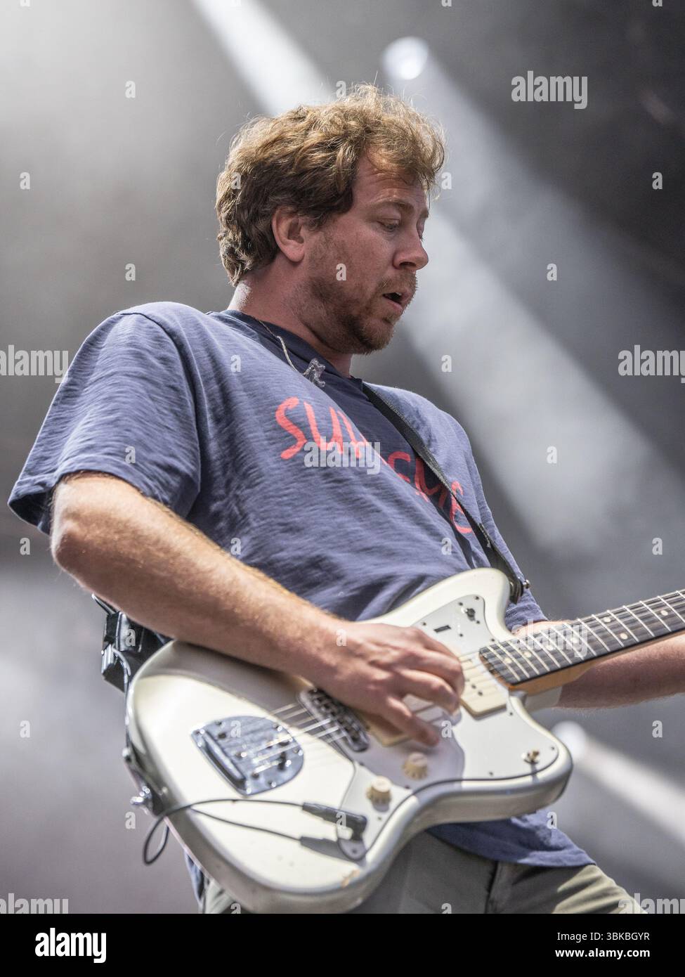 Delamere, Cheshire, Großbritannien. Juni 2025. Busted, James Bourne, Matt Willis und Charlie Simpson, die beim vierten Abend im Forest Live auftreten, das im Delamere Forest in einem natürlichen Amphitheater stattfand. Forest Live ist eine große Live-Musikserie, die im Wald der Nation stattfindet und jeden Sommer in wunderschönen natürlichen Waldarenen stattfindet, mit einer entspannten Atmosphäre und einem unglaublichen Soundtrack. Durch den Kauf von Tickets von Forestry England helfen die Menschen, die Wälder des Landes für die kommenden Generationen zu wachsen und zu schützen. Credit Ian Knight/Alamy Live News Stockfoto