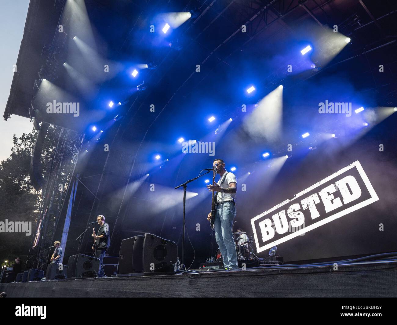 Delamere, Cheshire, Großbritannien. Juni 2025. Busted, James Bourne, Matt Willis und Charlie Simpson, die beim vierten Abend im Forest Live auftreten, das im Delamere Forest in einem natürlichen Amphitheater stattfand. Forest Live ist eine große Live-Musikserie, die im Wald der Nation stattfindet und jeden Sommer in wunderschönen natürlichen Waldarenen stattfindet, mit einer entspannten Atmosphäre und einem unglaublichen Soundtrack. Durch den Kauf von Tickets von Forestry England helfen die Menschen, die Wälder des Landes für die kommenden Generationen zu wachsen und zu schützen. Credit Ian Knight/Alamy Live News Stockfoto