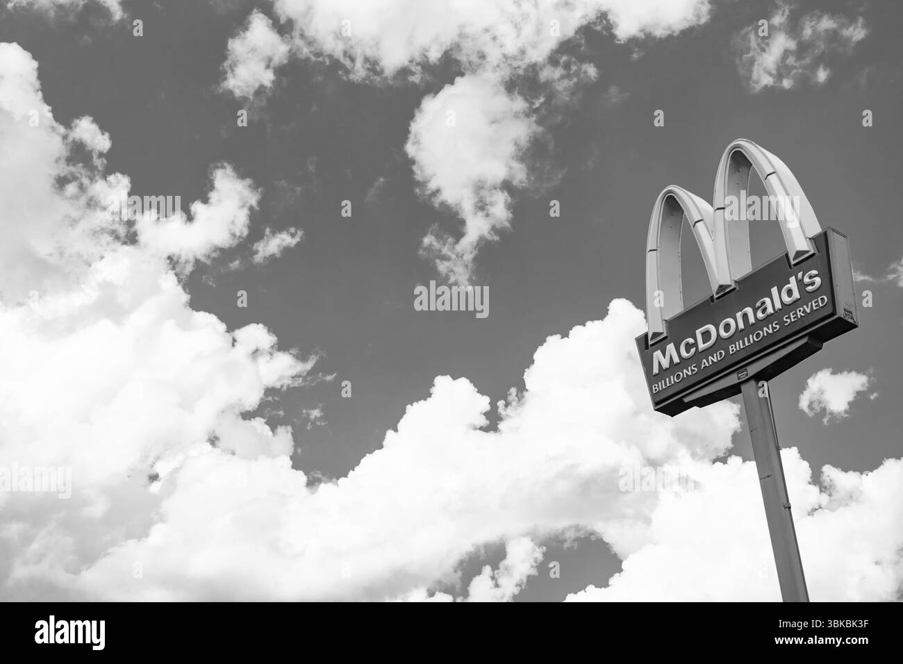 Chicago, USA - 16. August 2024: Schild für McDonald's Restaurant. Mcdonads ist die schnellste Marke für Unternehmen Stockfoto