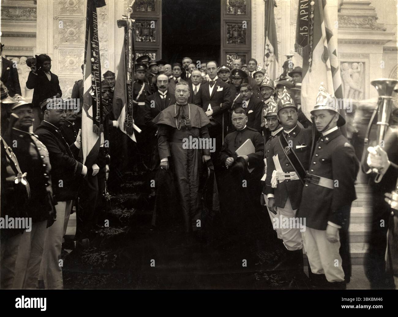 1923 v. Chr., april, ITALIEN : der spanische Kardinal JUAN BENLLOCH y vivo ( Vivó , 1864–1926 ) in einem offiziellen Auftritt mit einigen italienischen FEUERWEHRKORPS ( Pompieri ). Von Papst Piux XI. 1921 zum Kardinal gewählt und gleichzeitig zum Botschafter des spanischen Königs Alfonso XIII. Von Spanien während des Diktatur des faschistischen Präsidenten Miguel Primo de Rivera ( 1870–1930 ) von 1923 bis 1925 gewählt. Er wurde als Vertreter und Diplomat des Vatikans nach Santiago de Chile geschickt. Unbekannter Fotograf - CARDINALE - RELIGIONE CATTOLICA APOSTOLICA ROMANA - ORDINE DEI FILIPPINI - KATHOLISCHE RELIGION - ritratto - Porträt - Stockfoto
