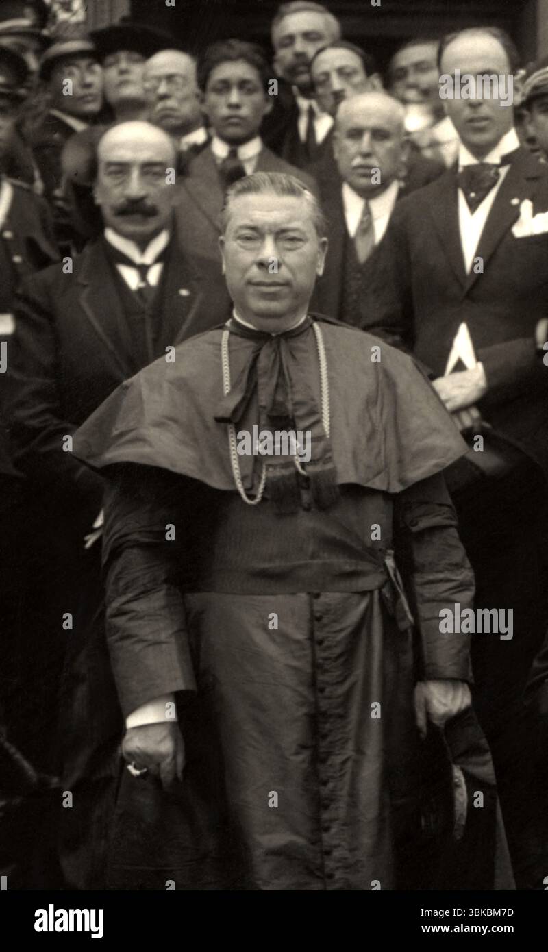 1923 c., april , ITALIEN : der spanische Kardinal JUAN BENLLOCH y vivo ( Vivó , 1864 - 1926 ) in einem offiziellen Auftritt . 1921 von Papst Piux XI. Zum Kardinal gewählt und gleichzeitig Botschafter des spanischen Königs Alfonso XIII. Von Spanien während des Diktatur von Präsident Miguel Primo de Rivera ( 1870–1930 ) von 1923 bis 1925. Er wurde als Vertreter und Diplomat des Vatikans nach Santiago de Chile geschickt. Unbekannter Fotograf - CARDINALE - RELIGIONE CATTOLICA APOSTOLICA ROMANA - ORDINE DEI FILIPPINI - KATHOLISCHE RELIGION - ritratto - Porträt - prete - prelato - Priester - funzione pubblica - ITALIA - Stockfoto