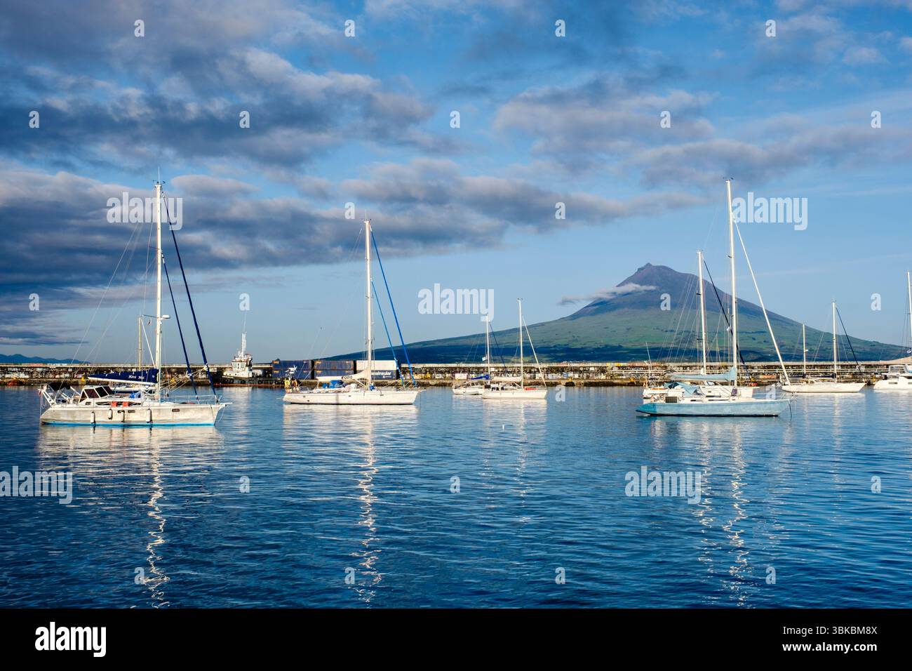 Segelboote im Yachthafen von Horta mit dem Berg Pico im Hintergrund, Insel Faial, Azoren Archipel, Portugal Stockfoto