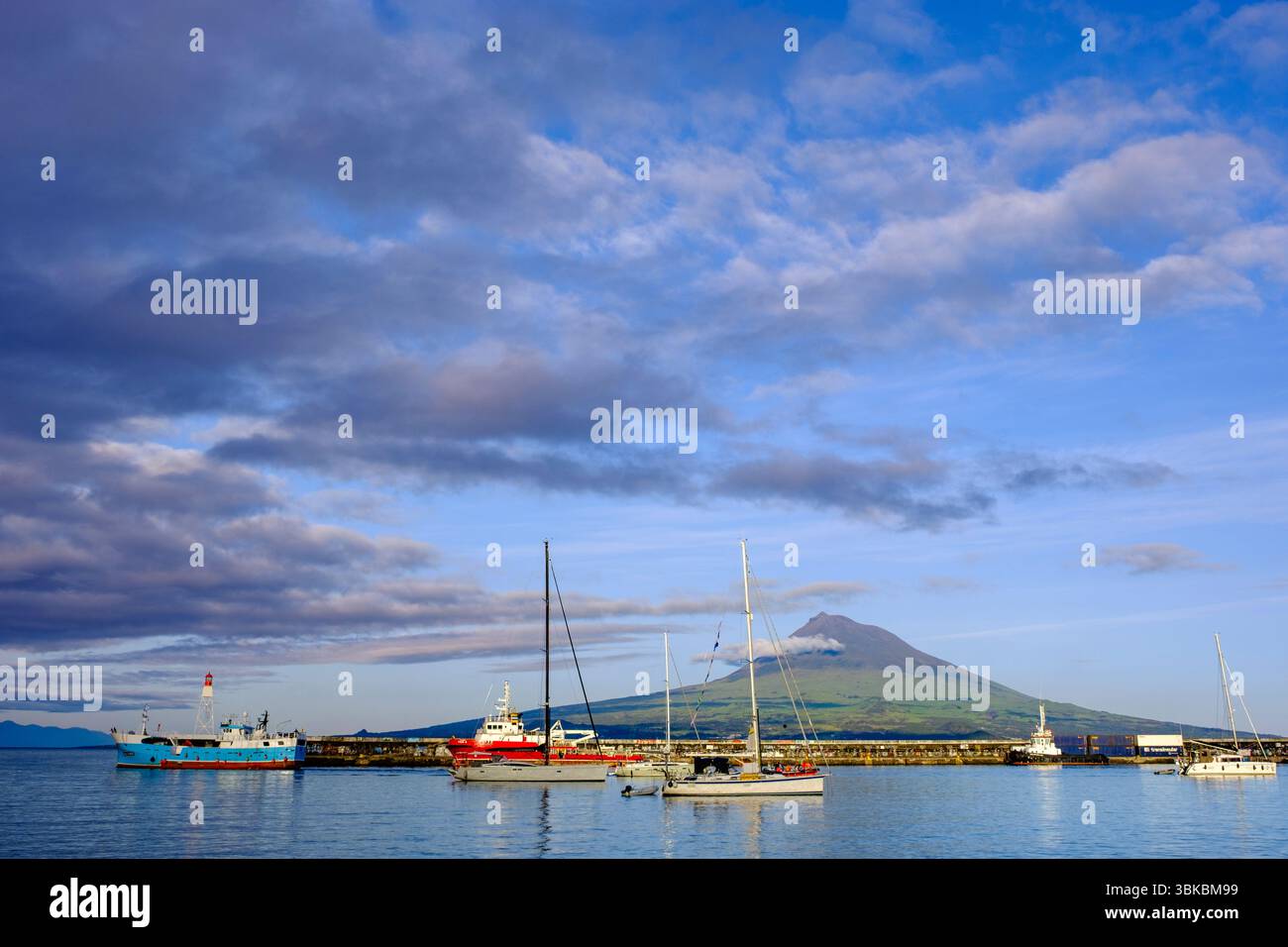 Segelboote im Yachthafen von Horta mit dem Berg Pico im Hintergrund, Insel Faial, Azoren Archipel, Portugal Stockfoto