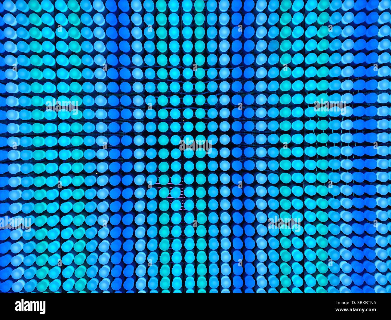 Abstrakte blaue Glühbirnen an der Wand Stockfoto