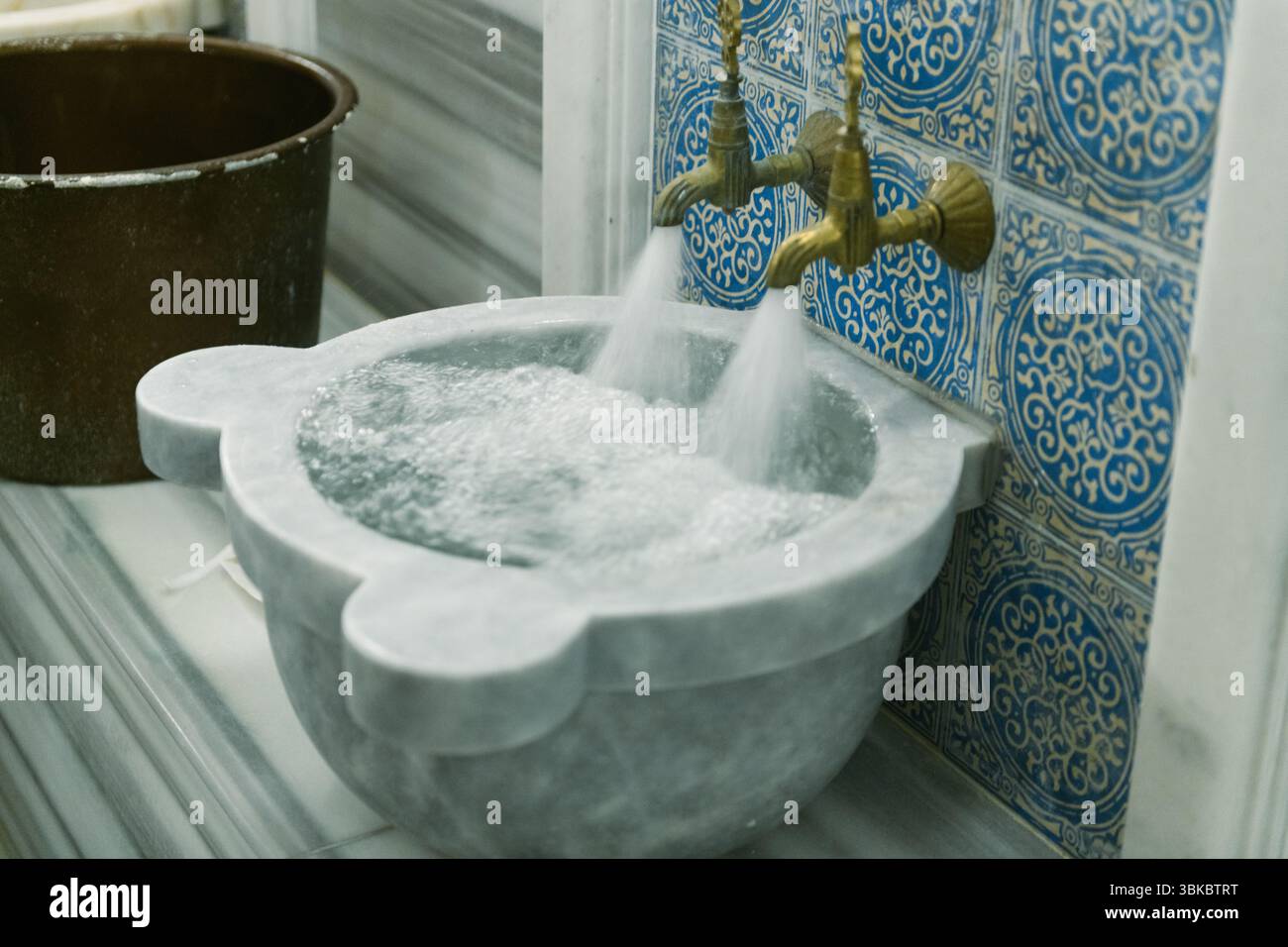 Wunderschönes Marmorwaschbecken im traditionellen Hamam-Dampfbad im gehobenen Hotel-Spa mit orientalischem Dekor. Stockfoto