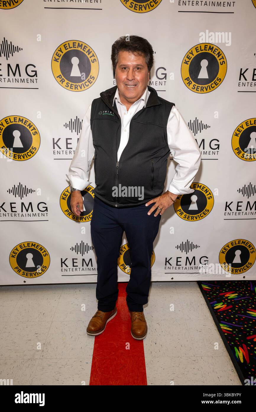 Los Angeles, Usa. Juni 2025. Schauspieler/ehemaliger Boxer Alan Santana nimmt an der Key Elements PR und KEMG Entertainment Präsentation 2025 Retro Rollerskating und Rucksack Drive auf dem Moonlight Rollerway Teil. (Foto: Eugene Powers/SOPA Images/SIPA USA) Credit: SIPA USA/Alamy Live News Stockfoto