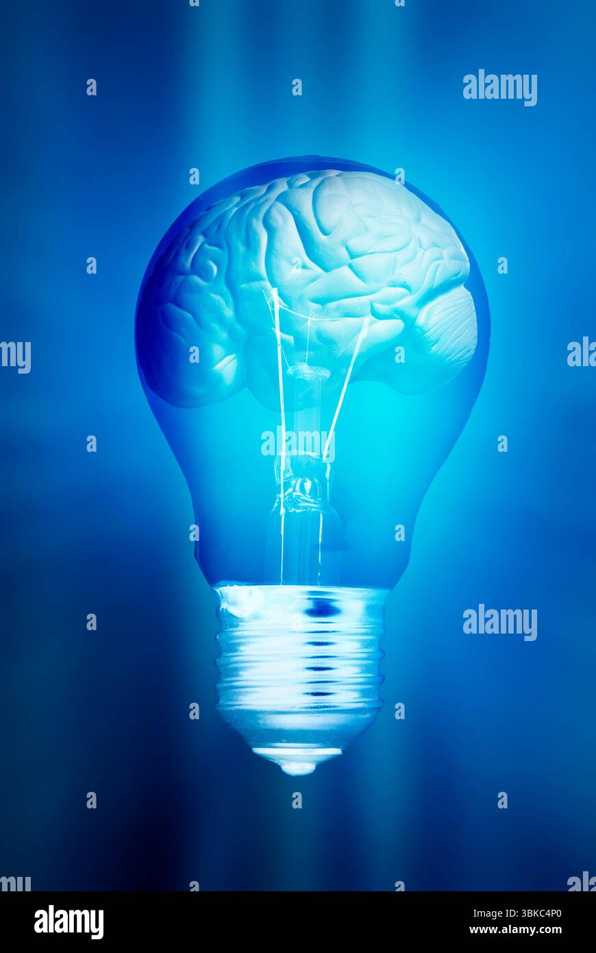 Glühbirne mit menschlichem Gehirn im Inneren, Ideen, Kreativität, Erfindungskonzept Stockfoto