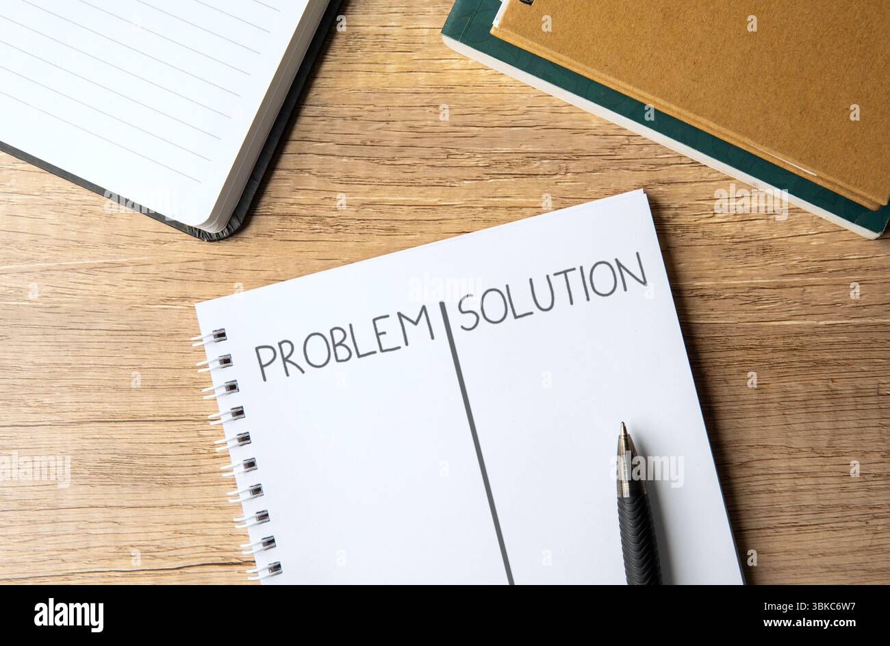 Ein offenes Notizbuch mit „PROBLEM und LÖSUNG“ auf den Seiten. Problemlösung, strategisches Denken, Brainstorming-Konzept. Stockfoto