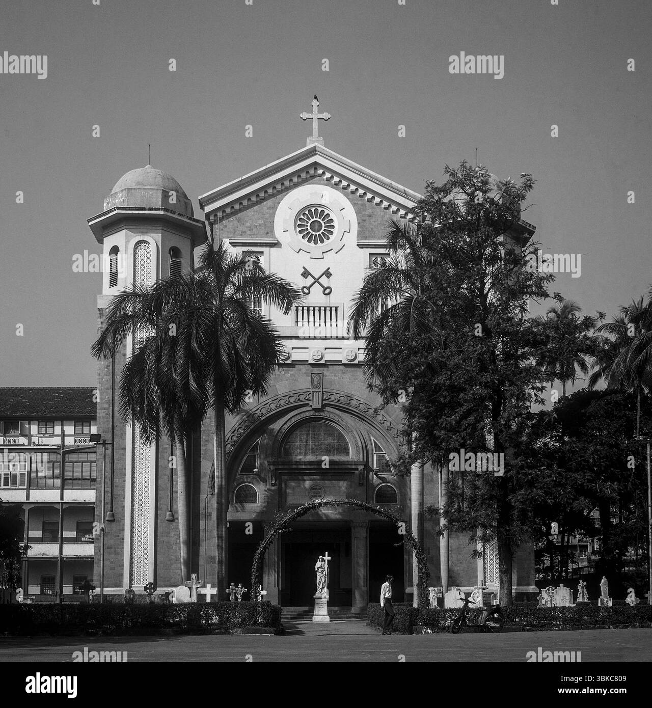 Schwarzweiß-Foto des Gebäudes der St. Peters Church in Bandra im Bundesstaat Mumbai Maharashtra Indien Stockfoto