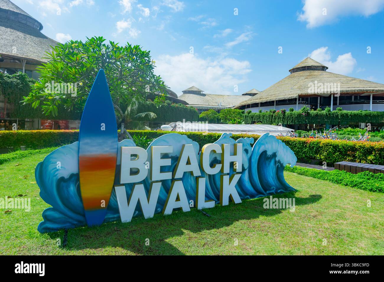 Schild für Beach Walk, ein beliebtes Reiseziel entlang Kuta Beach, Denpasar, Bali, Indonesien Stockfoto
