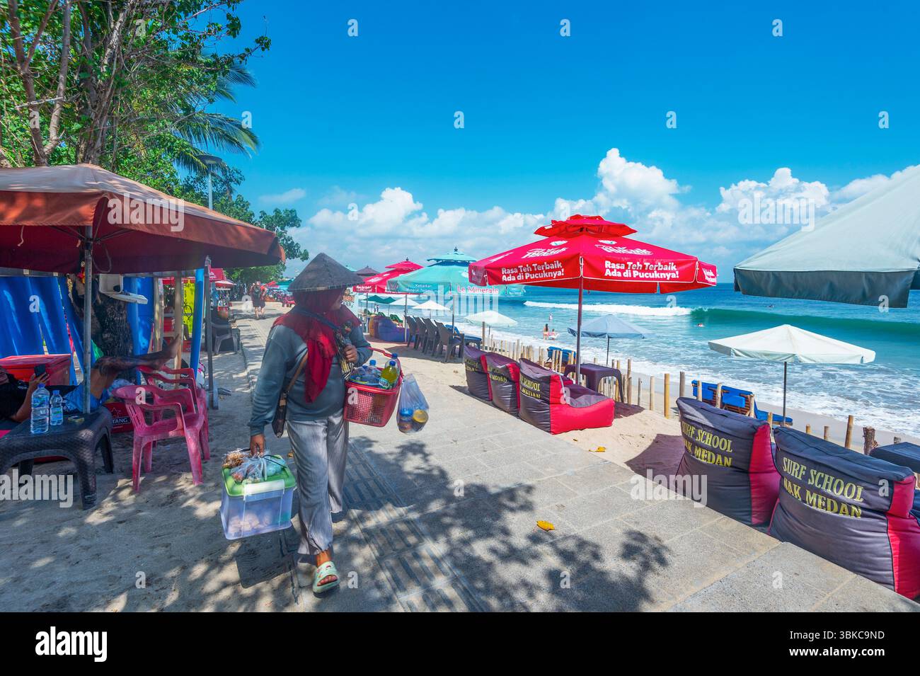 Weibliche Verkäuferin am Kuta Beach, einem beliebten Touristenziel, Denpasar, Bali, Indonesien Stockfoto