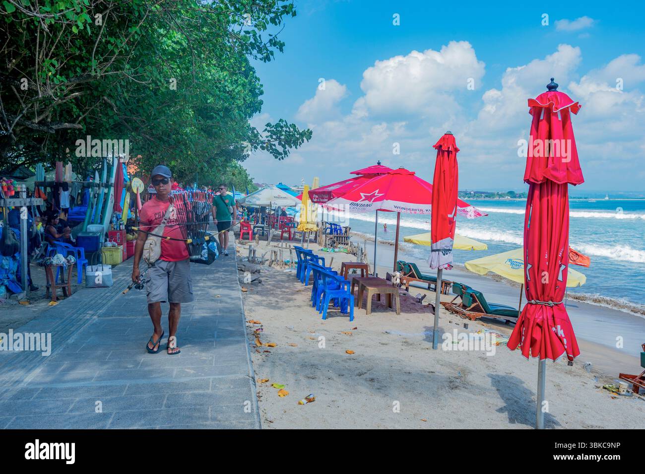 Männlicher Straßenverkäufer am Kuta Beach, einem beliebten Touristenziel, Denpasar, Bali, Indonesien Stockfoto