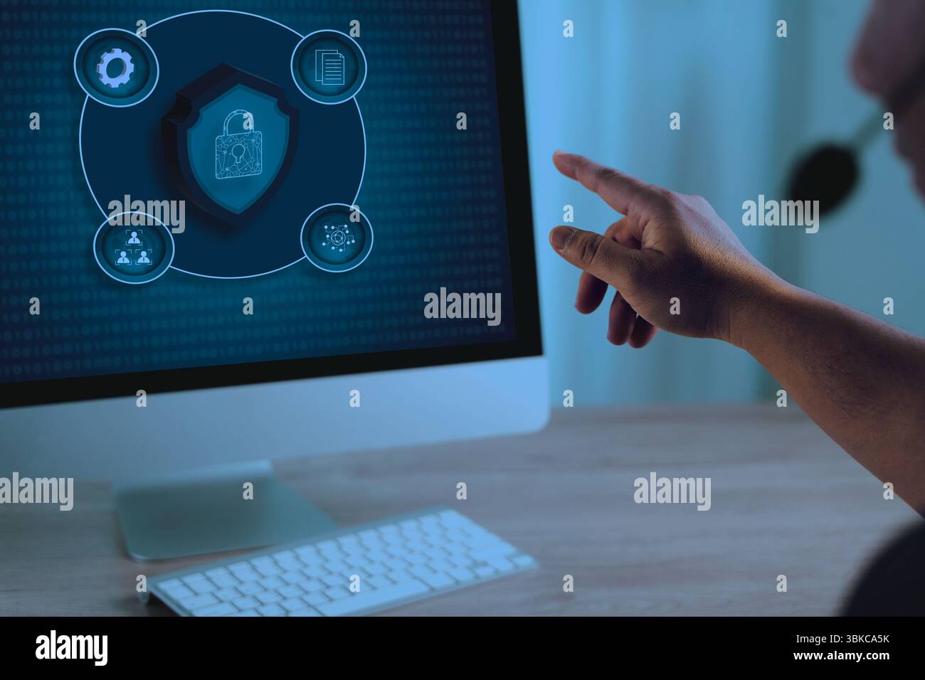 Ein Datenschutzbeauftragter, der einen Computer mit Bildschirm für Cybersicherheit und Datenschutz verwendet, der den Schwerpunkt auf digitale Sicherheit und Datenschutz legt Stockfoto