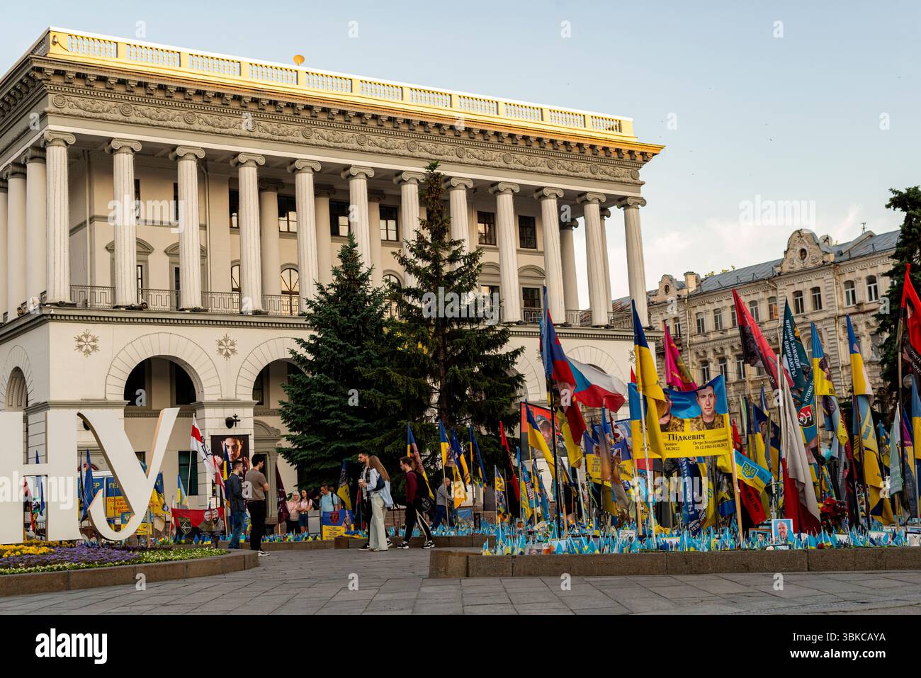 Auf dem Maidan-Platz in der Stadt Kiew, Ukraine, wird ein großes Denkmal für die gefallenen Soldaten errichtet, um den Helden zu gedenken, die ihr Leben im Krieg gegen die russischen Invasoren gaben. Stockfoto