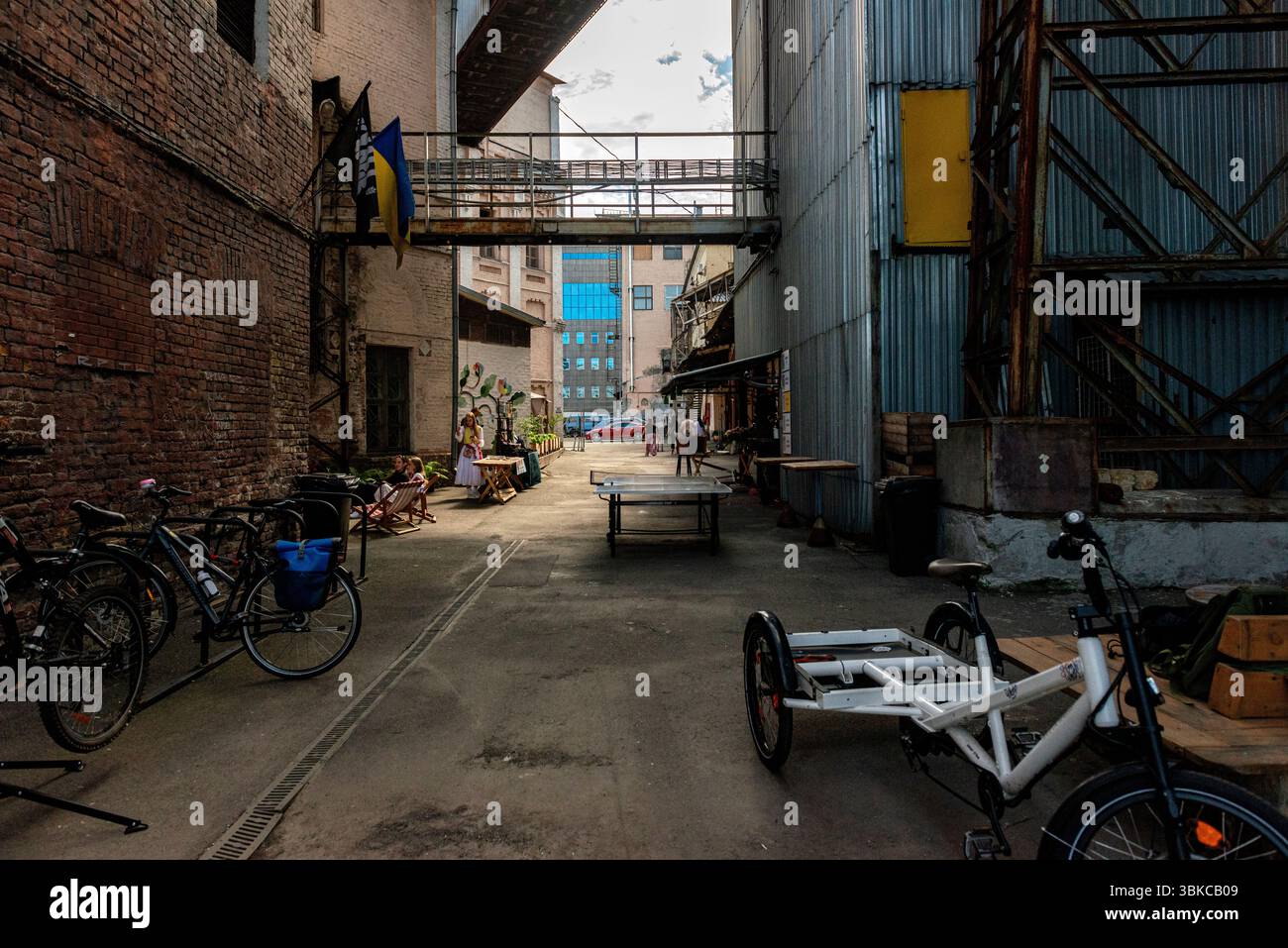 Die Werkstatt für Fahrräder befindet sich in einer alten, sowjetischen Fabrik in der Nähe des Dnjepr-Flusses in Kiew, Ukraine. Stockfoto