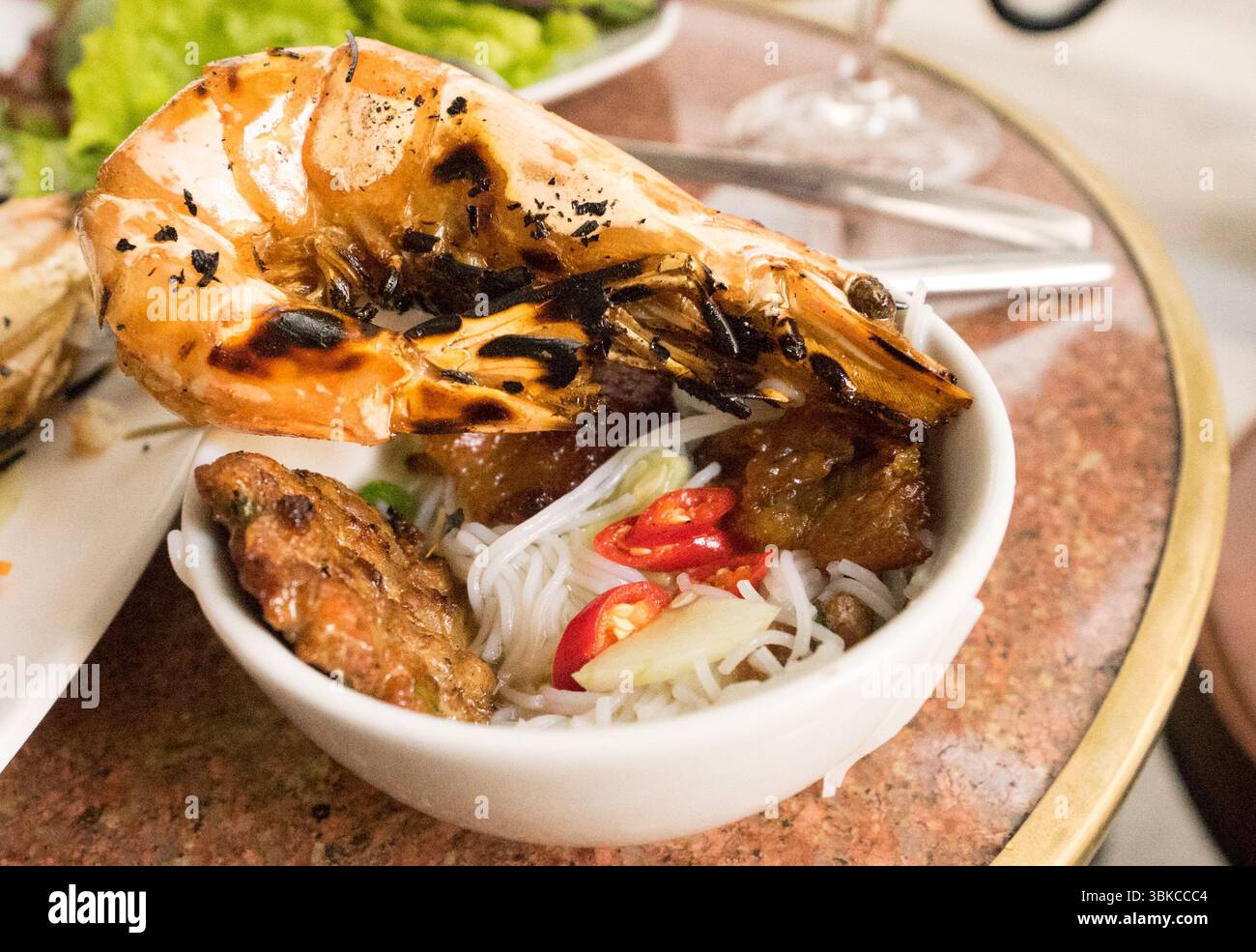 Schüssel Pho mit großen gegrillten Garnelen und Nudeln Stockfoto