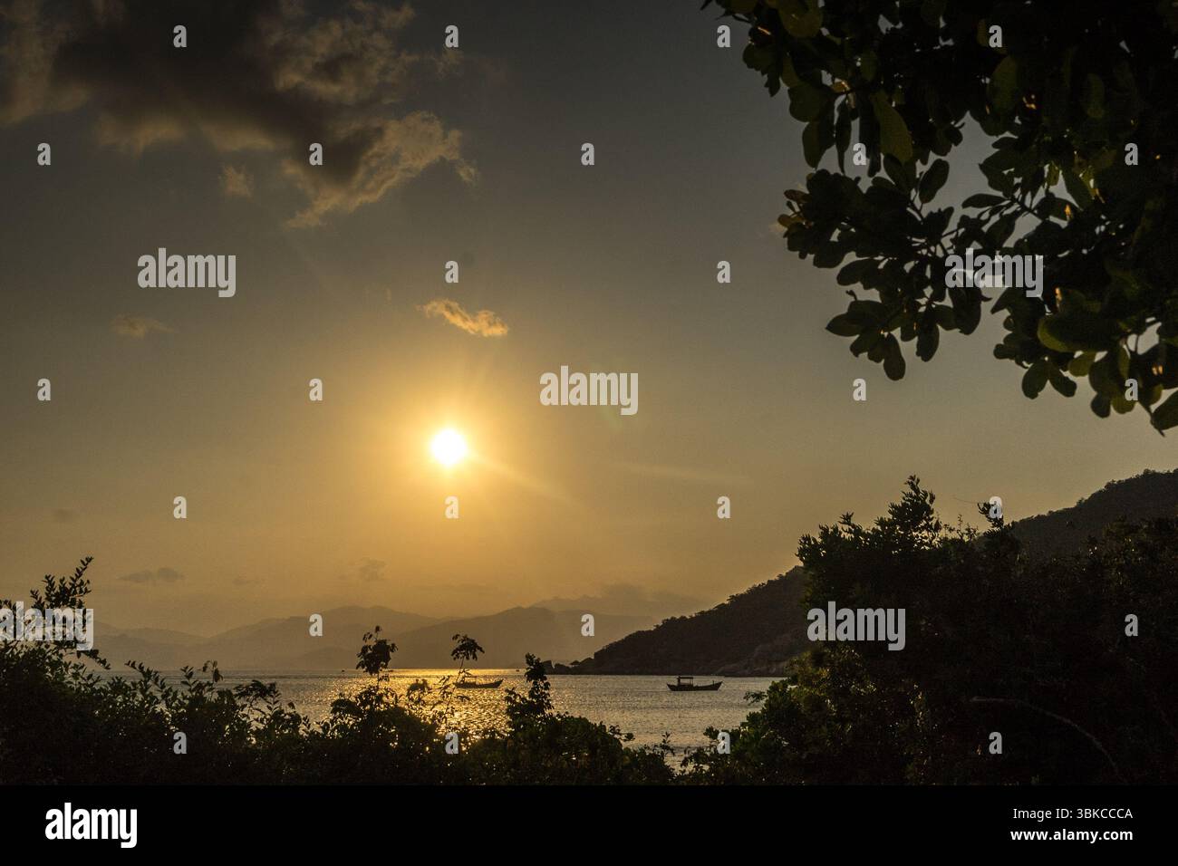 Sonnenuntergang über dem Wasser in Richtung Nha Trang von Six Senses, Ninh Van Bay, Vietnam Stockfoto
