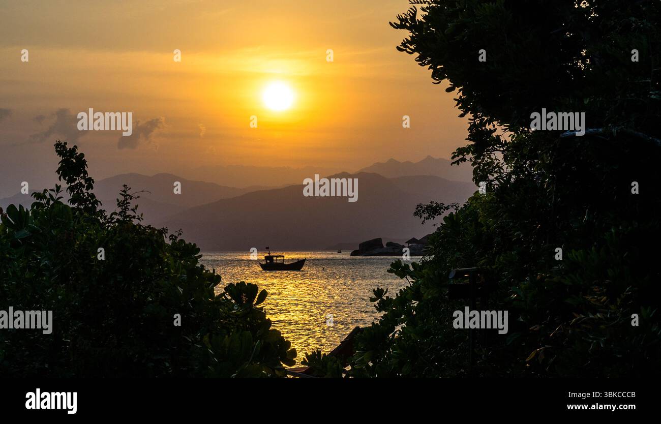 Sonnenuntergang über dem Wasser in Richtung Nha Trang von Six Senses, Ninh Van Bay, Vietnam Stockfoto