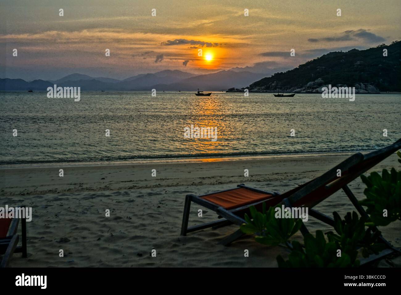 Sonnenuntergang über dem Wasser in Richtung Nha Trang von Six Senses, Ninh Van Bay, Vietnam Stockfoto