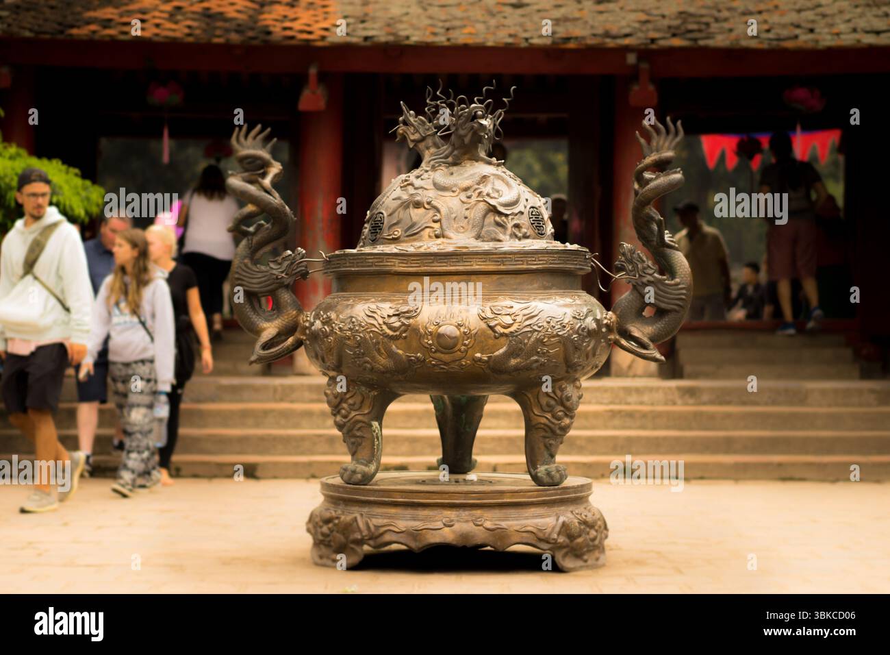 Ein bronzener Räucherbrenner oder Räuchergefäß befindet sich im Innenhof des Literaturtempels in Hanoi, Vietnam. Stockfoto