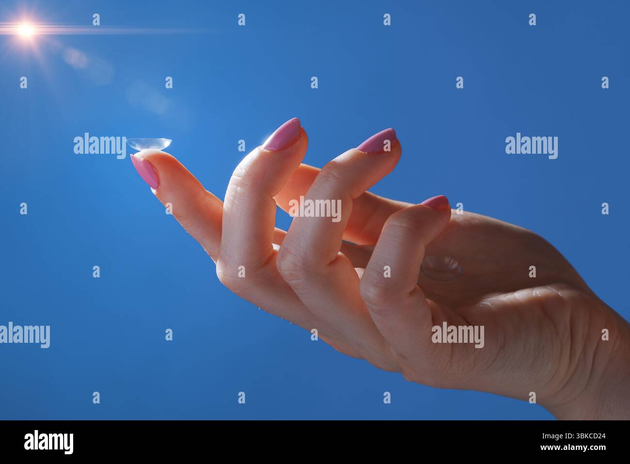 Kontaktlinse am Finger gegen Blue Sky für gutes Sehen ohne Brille und moderne Augenpflege Stockfoto
