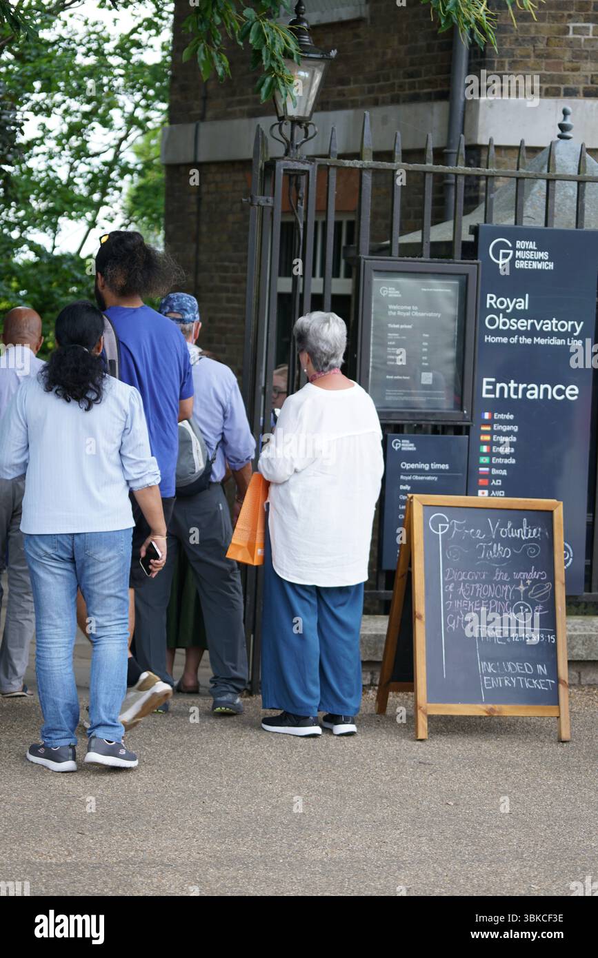 Besucher treffen sich vor dem Eingang des Royal Observatory Greenwich, um die Astronomie zu erkunden. Greenwich, London, England Stockfoto