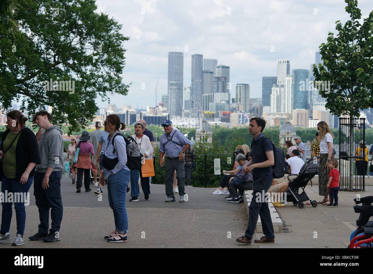 Urban Park Treffen mit Skyline und Menschen in malerischem Hintergrund. Greenwich, London, England Stockfoto