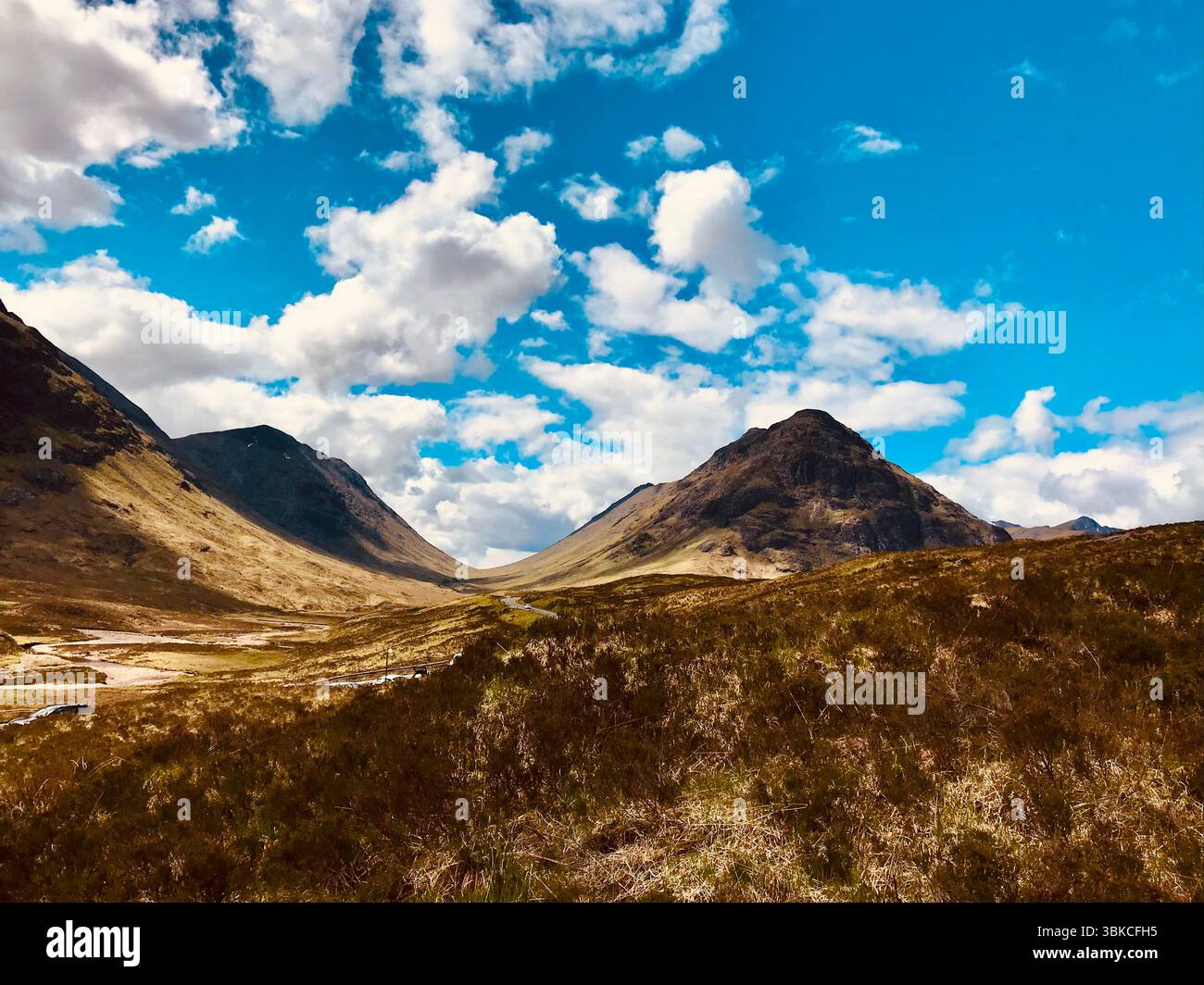 Majestätische schottische Highlands-Landschaft mit Hidden Road, Schottland Stockfoto