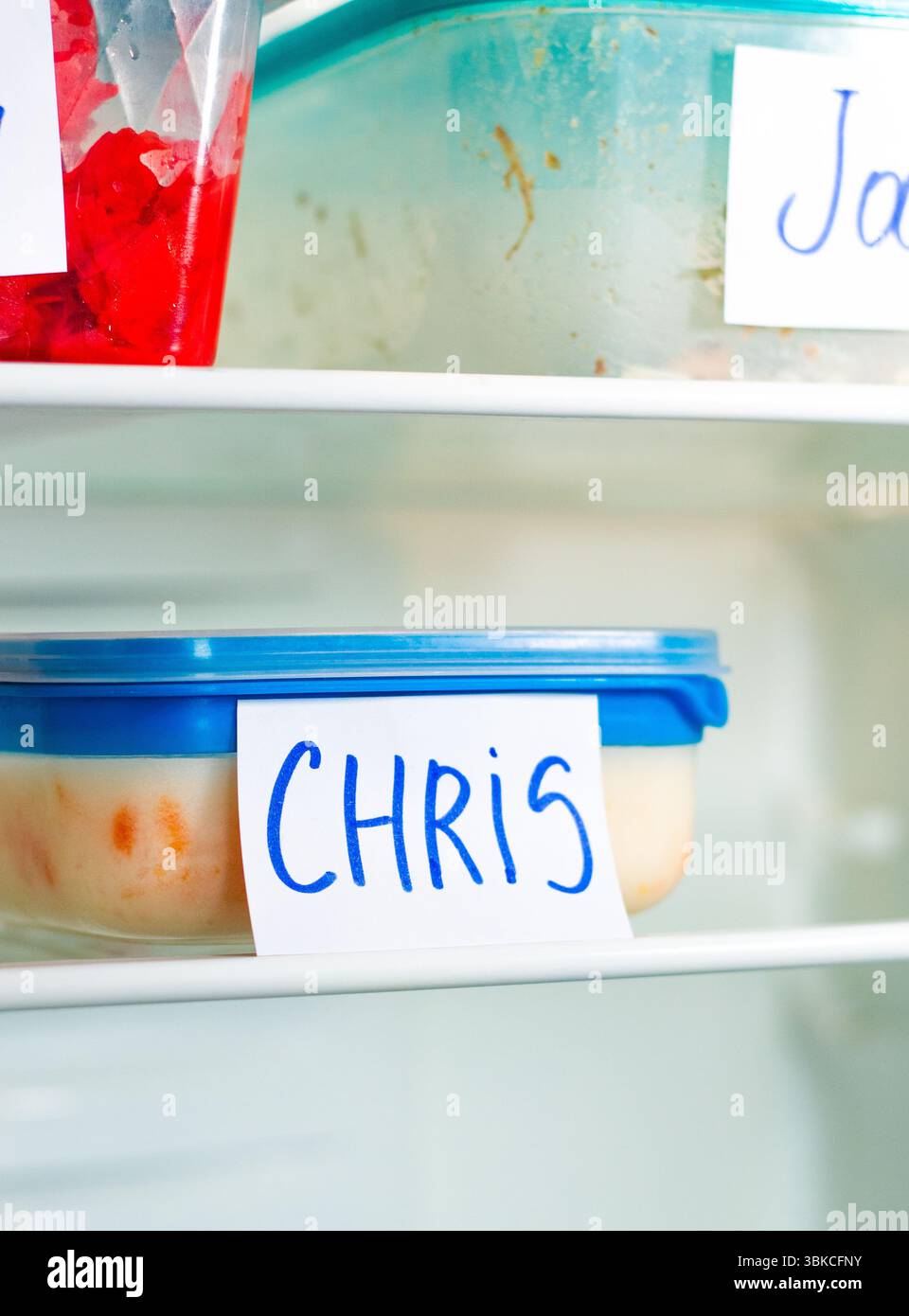 Speisenvorbereitung-Behälter im Bürokühlschrank. Ideal für Zeitmanagement-Inhalte und effiziente Arbeitsbereichseinstellungen. Stockfoto