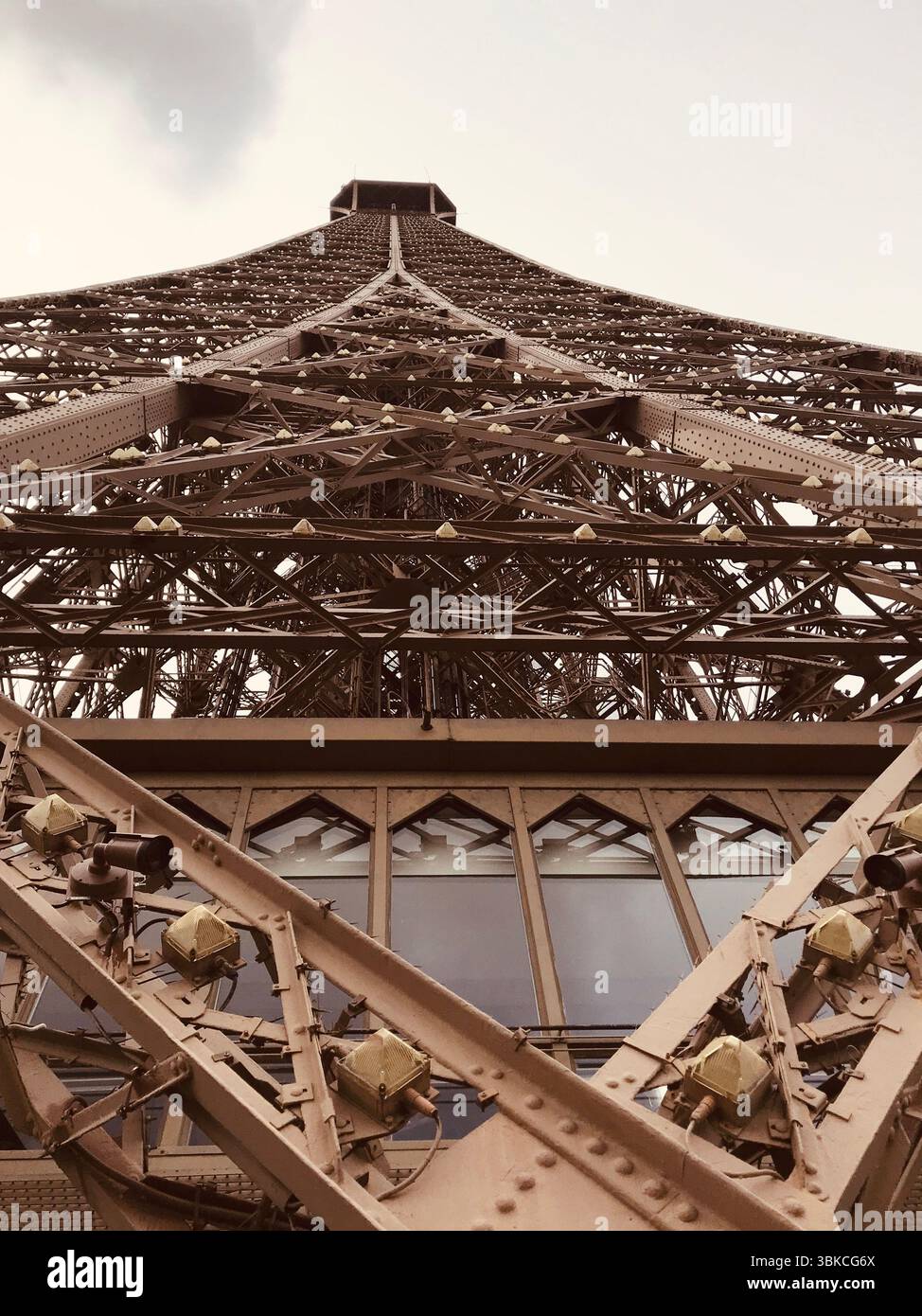 Blick nach oben auf die Eisernen Struktur des Eiffelturms, Paris Stockfoto