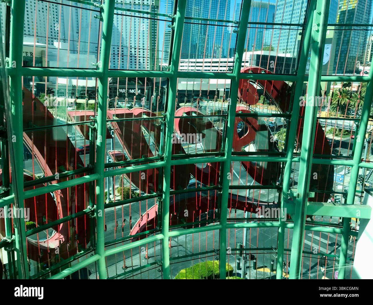 Einzigartiger Blick auf den Las Vegas Strip aus einer riesigen Glasflasche Stockfoto