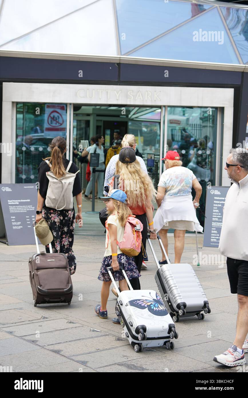 Familienbesuch der Touristenattraktion mit Gepäck an einem Sommertag. Greenwich, London, England Stockfoto